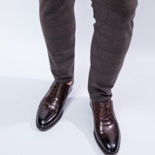 Classic shoes with natural leather